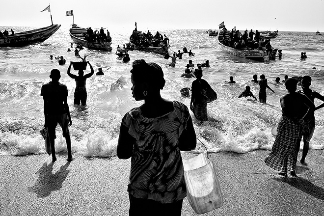 Kars Tuinder - Fishmarket Africa, Black & White Photo of the year 2017, MonoVisions Photography Awards Kars Tuinder - Fishmarket Africa, Black & White Photo of the year 2017, MonoVisions Photography Awards