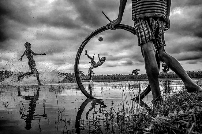 Sujan Sarkar - The Young Dreamers, 2ND PLACE (People), MonoVisions Photography Awards 2017 Sujan Sarkar - The Young Dreamers, 2ND PLACE (People), MonoVisions Photography Awards 2017