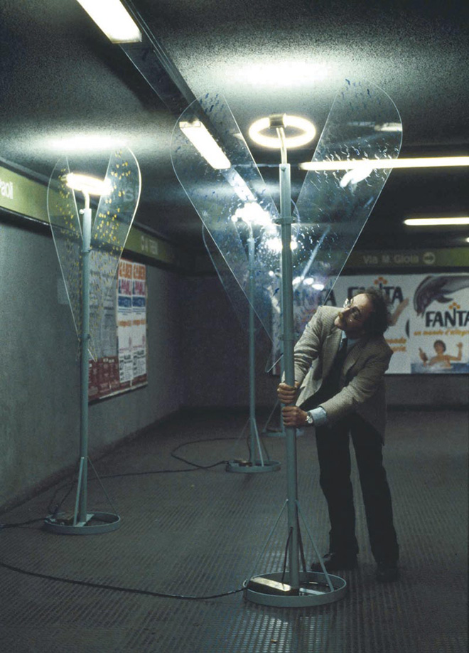 Ugo La Pietra - Riconversione progettuale: Arcangelo metropolitano, fotografia, installazione nella metropolitana milanese, 1977