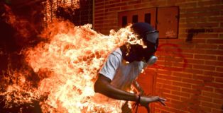 Ronaldo Schemidt (Agence France-Presse) - Venezuela Crisis, World Press Photo of the Year 2018
