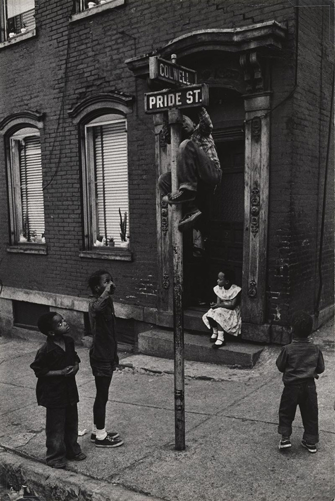 W. Eugene Smith, USA, 1918-1978, Bambini che giocano tra Colwell Street e Pride Street, Hill District / Children playing at Colwell and Pride Streets, Hill District, 1955-1957. Stampa ai sali d’argento / gelatin silver print, 34.61 x 23.18 cm. Gift of the Carnegie Library of Pittsburgh, Lorant Collection. © W. Eugene Smith / Magnum Photos