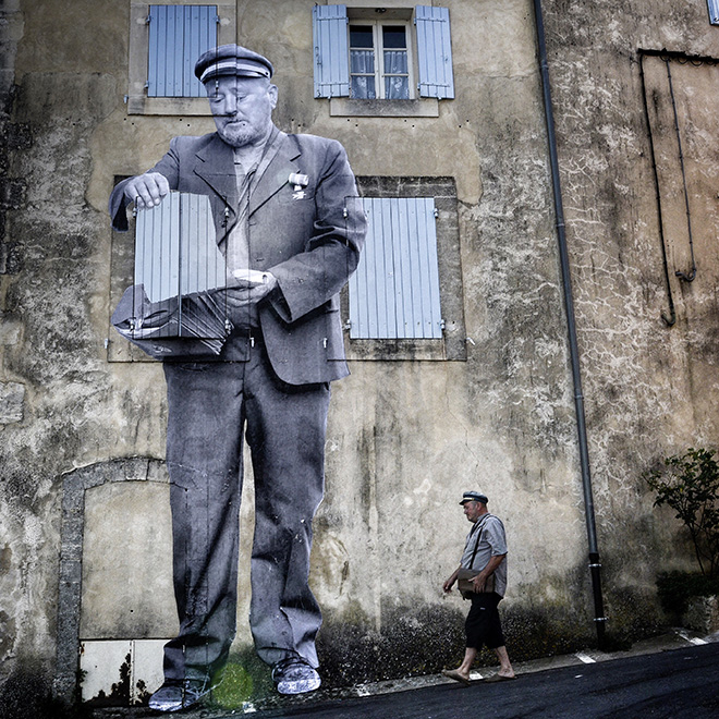 Visages villages - Agnès Varda took a picture of a postman, JR made him a village hero