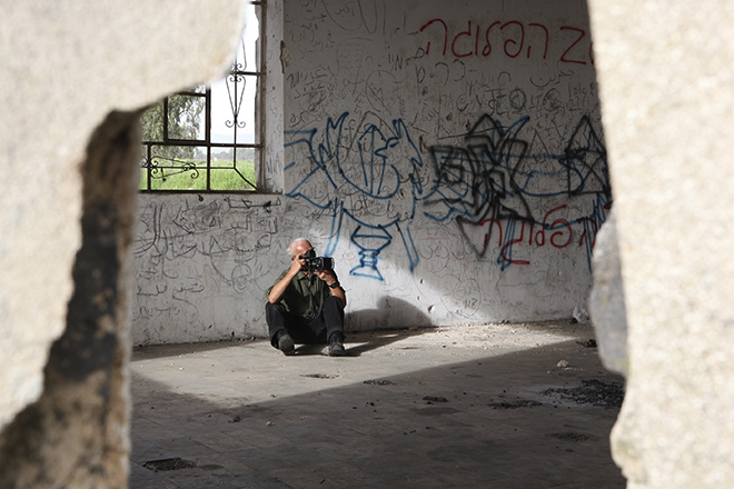 Josef Koudelka in the Golan Heights - KOUDELKA Shooting Holy Land. Copyright: Gilad Baram