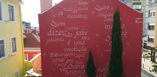 Opiemme - A Fernando Pessoa e Josè Saramago, 2018. Rua do Patrocinio 110, quartiere Campo De Ourique, Lisbona. Opiemme – A Fernando Pessoa e Josè Saramago