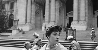 Vivian Maier, New York Public Library, New York, c. 1952 40x50 cm (16x20 inch.) Framed: 53,2x63,4 cm ©Estate of Vivian Maier, Courtesy of Maloof Collection and Howard Greenberg Gallery, NY