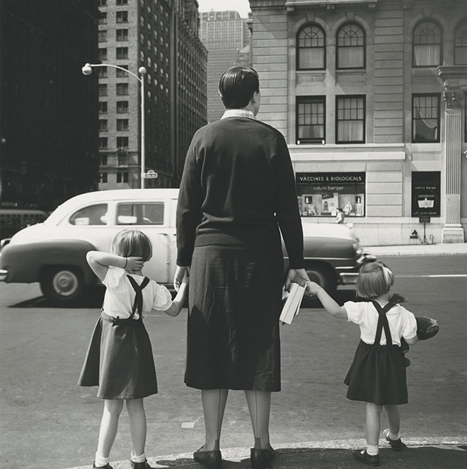 Vivian Maier, Untitled, 1954, New York 40x50 cm (16x20 inch.) Framed: 53,2x63,4 cm ©Estate of Vivian Maier, Courtesy of Maloof Collection and Howard Greenberg Gallery, NY