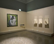 Picasso - Metamorfosi, Palazzo Reale, Milano, allestimento mostra, Nudo seduto su fondo verde + Idolo a campana e statuette