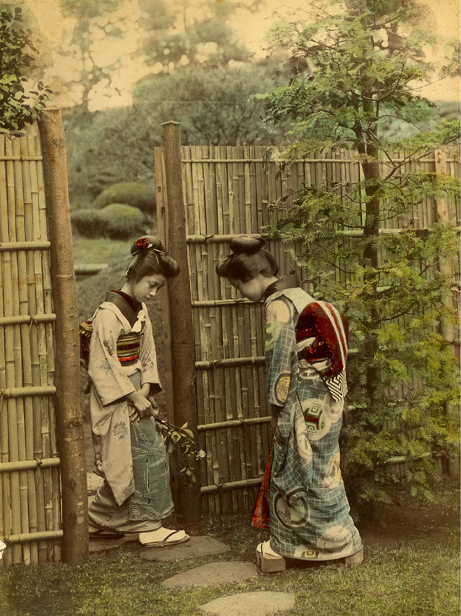 Due adolescenti in giardino. Fotografia all’albumina. Periodo Meiji (1868 - 1912)