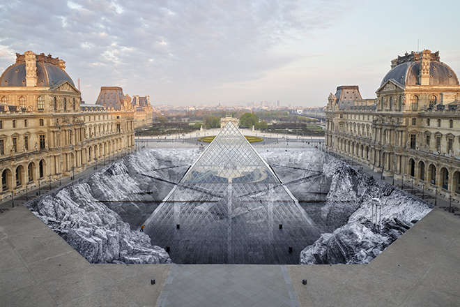 JR - Louvre: Il segreto della grande piramide, Parigi