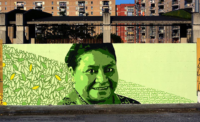 Gianluca Raro, Fabio biodpi - Murale tributo a Rigoberta Menchú (donna esponente del movimento di liberazione degli Indios del Guatemala). (Aiuola Americhe) , Scampia: Un murale per il Giardino dei cinque continenti e della non-violenza.