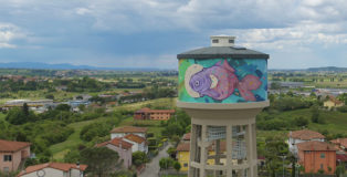 Torre pensile dipinta da Refreshink, Montopoli (Pisa), Rainbow 2019. Ph.: Claudio Bellosta Studio