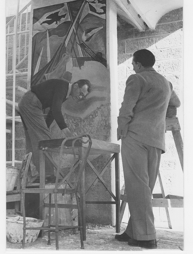 Mario Radice mentre esegue l’affresco Battaglia osservato da Ico Parisi, 1950, Casa Carcano, Maslianico (Como).