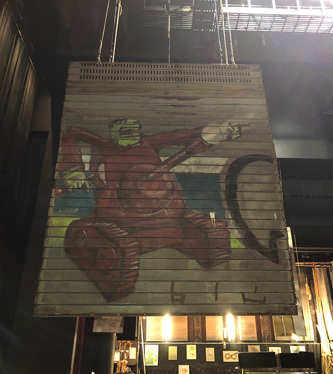 Blu - UOMO CARROARMATO, graffito a bomboletta spray su serranda, 31pannelli, 2000, 10x250 cm. Blu - UOMO CARROARMATO, graffito a bomboletta spray su serranda, 31pannelli, 2000, 10x250 cm.