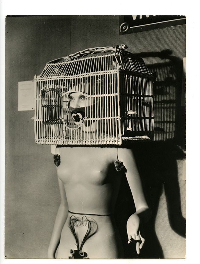 Man Ray. Resurrection des mannequins (Mannequin di André Masson. Mannequin with a bird cage over her head.), 1938/1966. Stampa vintage ai sali d’argento. Cm 43 x 33. Collezione privata, Parma © Man Ray Trust by SIAE 2019.