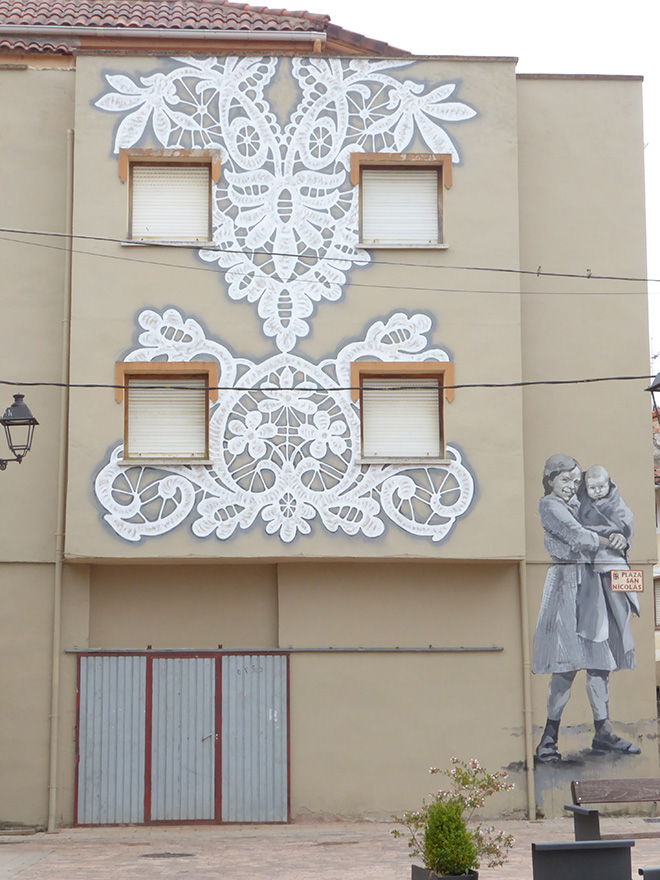Wall-King Belorado - NeSpoon, Regue, artwork details. Location: Plaza de San Nicolás, Belorado (Spagna)