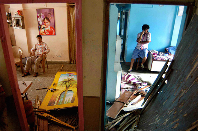 Ashish Gupta - Neighbours at Mira Sadan building, 2008. Mumbai, cm 45x69