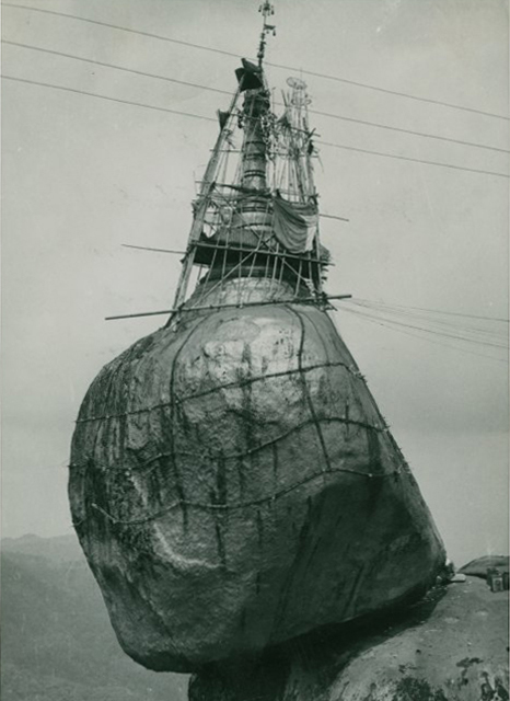 Pagoda di Kyak i Thi ro sospesa su un macigno, Brimania, 1953
