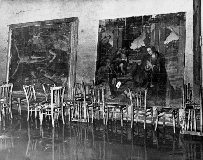 Una sala delle Gallerie degli Uffizi dopo l’alluvione di Firenze