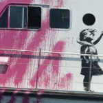 Banksy e il sostegno alla LouiseMichel – Quando l’arte diventa azione e salva vita umane