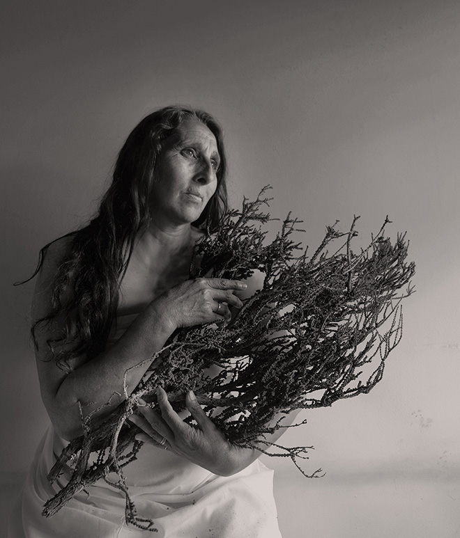 Giulia Gatti - (Su mia madre tira vento), progetto vincitore del 19° Premio Pesaresi per la fotografia contemporanea