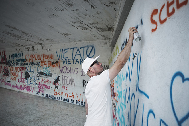 Jan Vormann - Cvtà Street Fest 2020, Civitacampomarano. Photo credit: Giorgio Coen Cagli. In Civita there is a new wall full of writings written by inhabitans. An active restart bringing people from Civita to express something about theirself, to keep in mind like a shopping list consist of values and desires. By Chilean artist Jan Vormann.