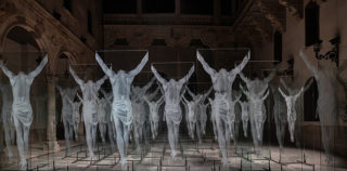 Gonzalo Borondo - N̶O̶N̶ PLUS ULTRA, installazione nel Cortile di Palacio de la Salina a Salamanca (Spagna) per il Facyl Festival. photo credit: ©Roberto Conte Borondo – N̶O̶N̶ PLUS ULTRA, Facyl Festival, Salamanca