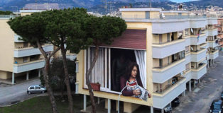 Slim Safont - Donna alla finestra, murale a Terracina per Memorie urbane e 25novembre.org. photo credit: Arianna Barone, drone: Andrea Moretti