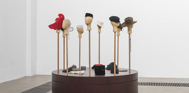 QIU ZHIJIE (LECTURES), Galleria Continua, Beijing. Hat, Hat Lecture No.11. 2020 Courtesy: the artist and GALLERIA CONTINUA Photo by: Dong Lin Qiu Zhijie – Lectures