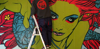 Solo e Diamond, Listen to me Ivy 2021, murale, Via Dina Galli 8, Roma dettaglio con Solo mentre dipinge Poison Ivy, progetto Another World. photo credit: LAP SOLO E DIAMOND – LISTEN TO ME, IVY (Another world project)