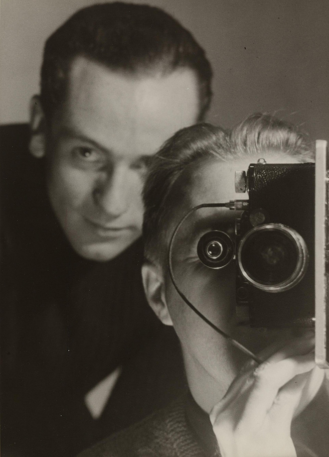 Maurice Tabard, Untitled (Self-Portrait with Roger Parry), c. 1936, Stampa alla gelatina ai sali d’argento, 23.5 x 16.8 cm The Museum of Modern Art, New York, Thomas Walther Collection. Gift of Thomas Walther. Digital Image © 2021 The Museum of Modern Art, New York/Scala, Florence