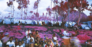 © Richard Mosse - Lost Fun Zone, eastern Democratic Republic of Congo, 2012. Courtesy of the artist and carlier | gebauer, Berlin/Madrid. Il campo profughi di Kanyaruchinya, nel Kivu Nord, ha ospitato almeno 60.000 persone migrate verso sud dal territorio di Rutshuru per sfuggire ai ribelli dell’M23. Questa fotografia è stata scattata alla fine di ottobre 2012. Solo poche settimane dopo, la popolazione di Kanyaruchinya sarebbe stata costretta a fuggire di nuovo, abbandonando il campo in fretta e furia.