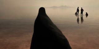 Masoud Mirzaei | The Lake, Lake Urmia (Iran). Creative Photo Awards 2021 - Photographer of the Year. Il lago Urmia, il più grande lago del Medio Oriente e il sesto lago di acqua salata più grande della terra, si trova tra le province dell'Azerbaigian orientale e dell'Azerbaigian occidentale. Creative Photo Awards 2021: la proposta fotografica artistica e contemporanea del Siena Awards