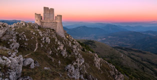 Rocca Calascio al crepuscolo. Scoprire l’Abruzzo, una regione tutta da fotografare. via: Adobe Stock