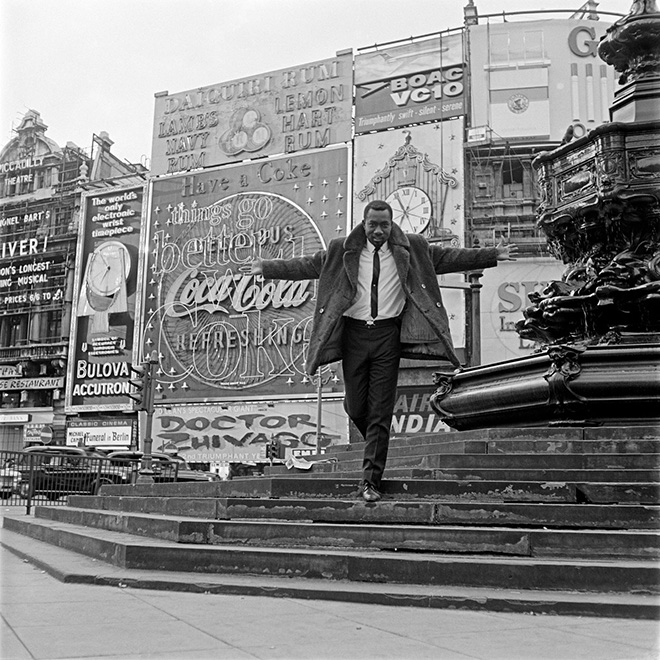 James Barnor - Mike Eghan at Piccadilly Circus, London, 1967. Stampa alla gelatina ai sali d’argento. © James Barnor/Autograph ABP, London.