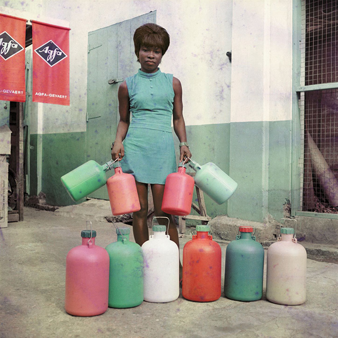 James Barnor – Sick-Hagemeyer shop assistant with bottles, taken as a colour guide, Accra, 1971 Stampa cromogenica © James Barnor/Autograph ABP, London.