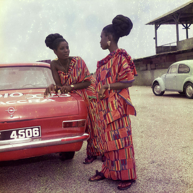 James Barnor - Two friends dressed for a church celebration with James’ car, Accra, 1970s. Stampa alla gelatina ai sali d’argento. © James Barnor/Autograph ABP, London.