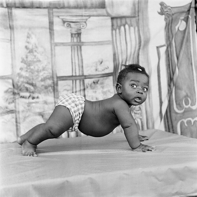 James Barnor - Baby on All Fours, Eric Nii Addoquaye Ankhra, Ever Young Studio, Accra, c. 1952. Stampa alla gelatina ai sali d’argento. © James Barnor. Courtesy galerie Clémentine de la Féronnière, Paris.