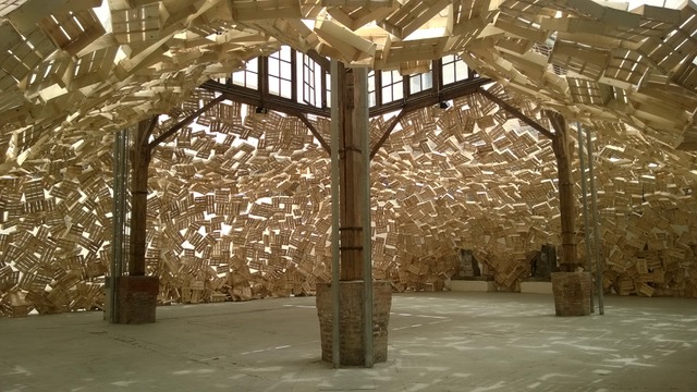 Tadashi Kawamata, The Shower, 2017. Installazione in situ, Fondazione Made in Cloister, Chiostro della Chiesa di Santa Caterina a Formiello, Napoli.