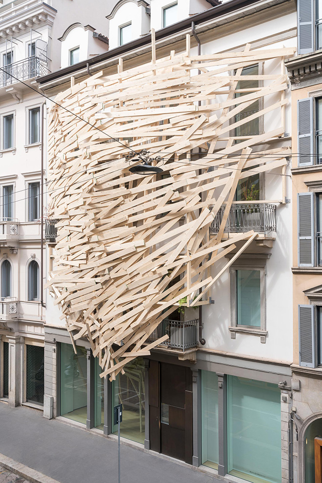 Tadashi Kawamata, Nest in Milan n.1, 2022, opera site specific, BUILDING. ph. Paolo Riolzi Studio. Courtesy BUILDING