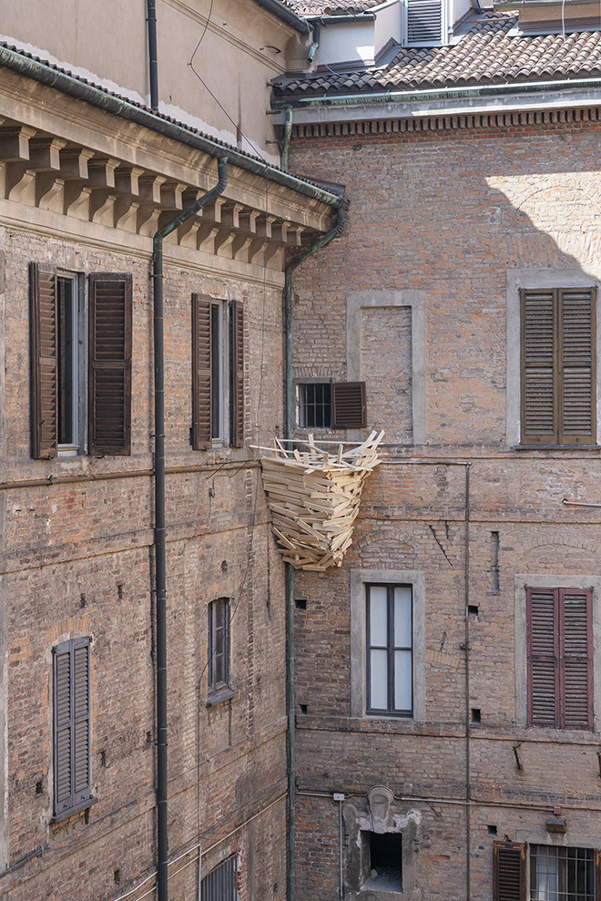 Tadashi Kawamata, Nest in Milan n.4, 2022, Cortile della Magnolia, Palazzo di Brera. Ph. Paolo Riolzi Studio. Courtesy BUILDING