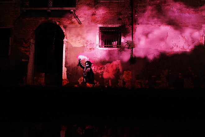 Pepper’s Ghost anima l’opera di Banksy “Migrant Child” a Venezia  con un’installazione di Digital Street Art
