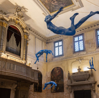 Exhibition view: Ugo Rondinone, burn shine fly, Scuola Grande San Giovanni Evangelista, Venice, 2022. Courtesy the artist; Galerie Eva Presenhuber, Zurich; Esther Schipper, Berlin; Sadie Coles HQ, London; Gladstone, New York; Kamel Mennour, Paris; Kukje Gallery, Seoul. Photo © Andrea Rossetti Ugo Rondinone – burn shine fly
