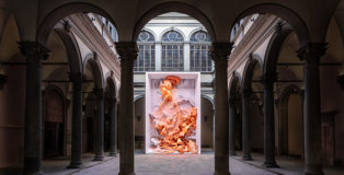 Refik Anadol - Let's Get Digital - NFT e nuove realtà dell'arte digitale, installation view, Cortile Palazzo Strozzi, Firenze. Photo credit: ©Ela Bialkowska OKNO studio