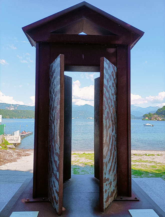 Sergio Floriani - La Porta della Legge, LIDO DI GOZZANO (opera visibile dal lago e dalla spiaggia)