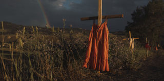 Kamloops Residential School ©Amber Bracken for The New York Times, World Press Photo of the Year WORLD PRESS PHOTO 2022 al Festival della Fotografia Etica di Lodi