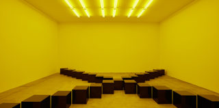 Bruce Nauman - Black Marble Under Yellow Light, 1981/1988. Veduta dell’installazione, Pirelli HangarBicocca, Milano, 2022. Contemporary Art Collection “la Caixa“ Foundation. © 2022 Bruce Nauman / SIAE. Courtesy the artist; Sperone Westwater, New York, e Pirelli HangarBicocca, Milano. Foto Agostino Osio. Bruce Nauman – Neons Corridors Rooms