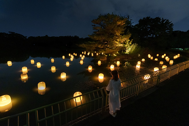 teamLab - Floating Resonating Lamps on Oike Lake. Exhibition view of teamLab Botanical Garden Osaka, 2022, Nagai Botanical Garden, Osaka. © teamLab, Courtesy Pace Gallery