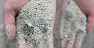 Glass Half Full - Il vetro riciclato si trasforma in sabbia per salvare le coste