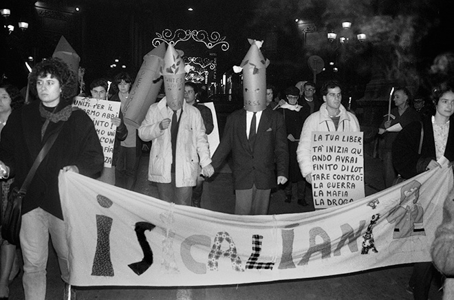 ©Fabio Sgroi - Chronicles of the Newspaper L’ora Palermo 1985-1988. 16 aprile 1986. Via Ruggero Settimo, manifestazione contro il disarmo e la denuclearizzazione organizzata dalla cooperativa sociale I Sicaliani.