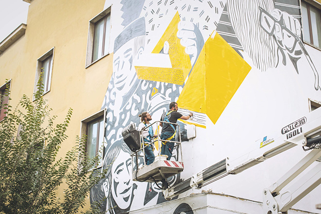 NSN997 - Cooperazione, murale a Roma per Street Art For Rights. Goal 17, Partnership per gli obiettivi. Scuola Media Volterra, Roma, via Vito Volterra 190. Photo credit: ©Elenoire